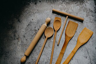 Utensilios de cocina de madera vistos desde arriba